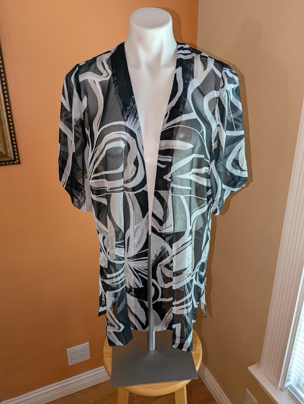 NEW Chico's Black & White Size 0 / US Small